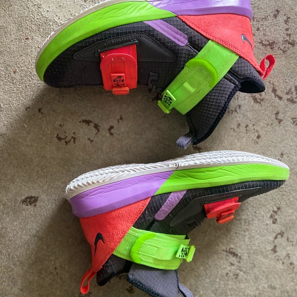 NIKE AR4225-002 LEBRON SOLDIER 13 THUNDER BRIGHT CRIMSON ELECTRIC GREEN, size 7 - Picture 9 of 9